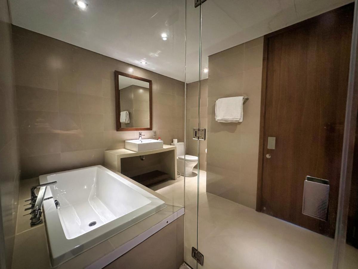 Stunning Apartments Across My Khe Beach ! Rooftop Pool & Gym Da Nang Eksteriør bilde